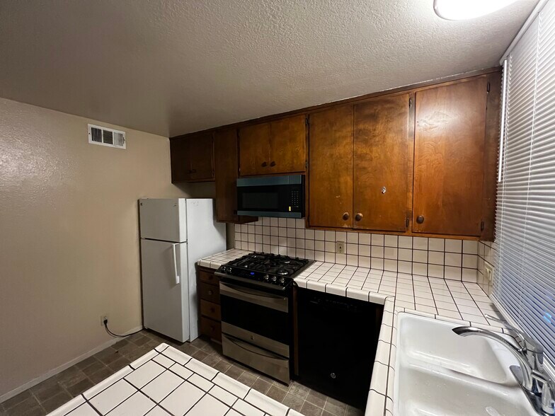 Gas stove, new microwave - 2914 Fisher Ct