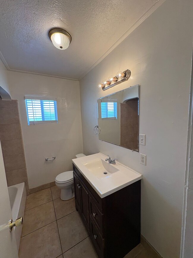 Building Photo - Charming NW Visalia Home Available Now!