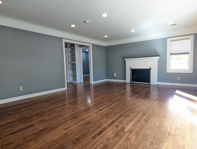 Building Photo - Beautiful 2 bedroom/1 bath home with solid surface flooring!