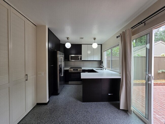 Building Photo - 1036 Vanderbilt Way