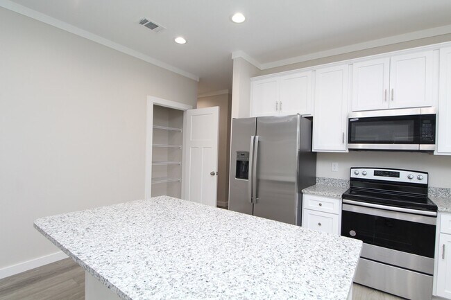 Building Photo - Spacious 3BR/2BA Home with Move-In Special...