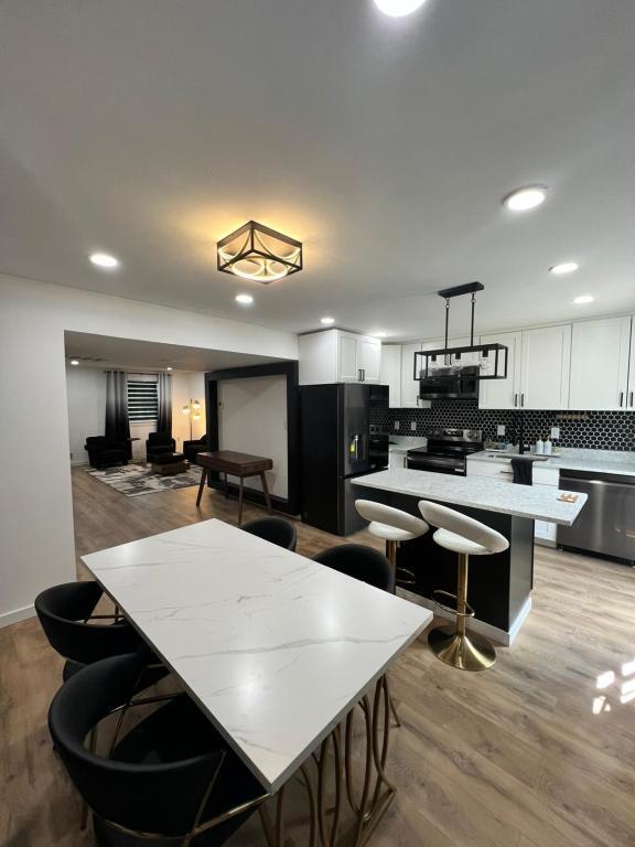 Building Photo - 5166 Clacton Ave