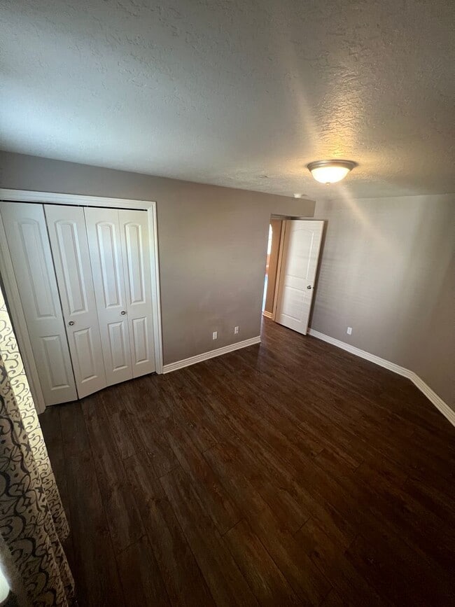 Building Photo - Beautiful Daybreak Condo