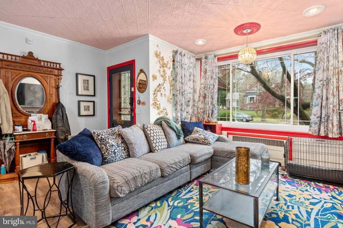 Living room - 5734 Woodbine Ave