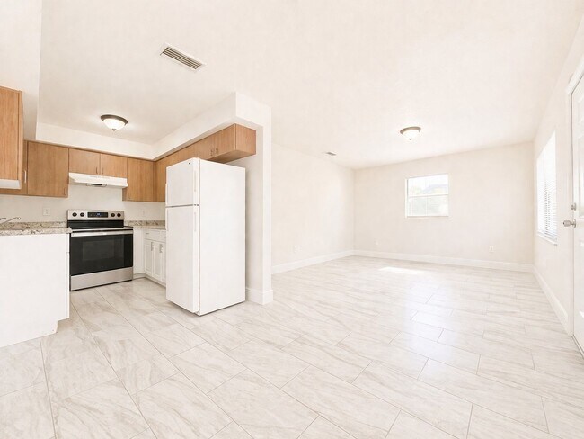 Building Photo - Newly Renovated 3/1 Single Family Home with Bonus room