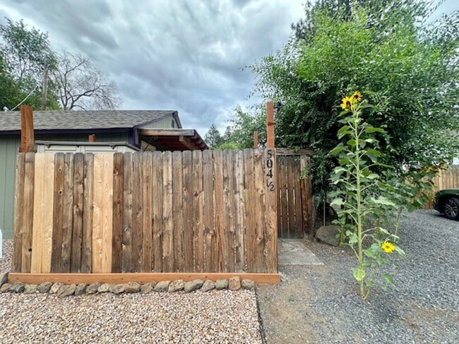 Building Photo - Great one bedroom unit in mid-town!  A mus...