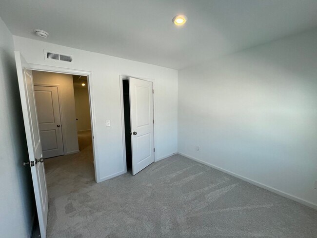 Building Photo - 815 Basswood Gln Trl