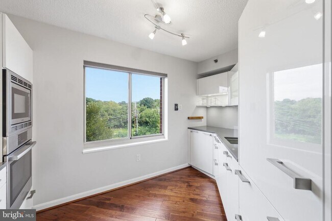 Building Photo - 2121 Jamieson Ave