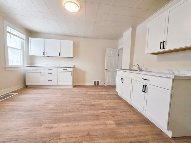 Building Photo - 1405 Day St