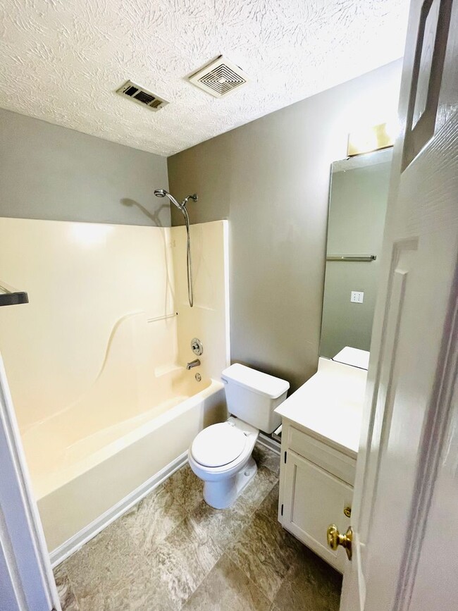 Building Photo - ** 2 bed 2 bath located off Taylor and Alt...