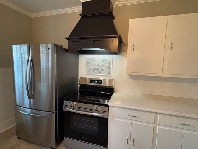 Building Photo - Fantastic Bungalow in Rosewood!