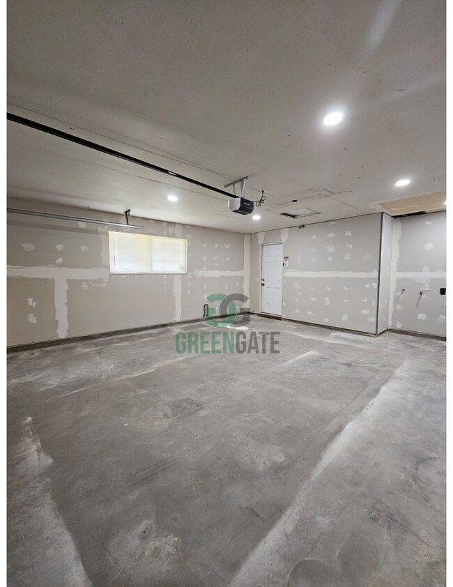 Building Photo - 901 Valente Way