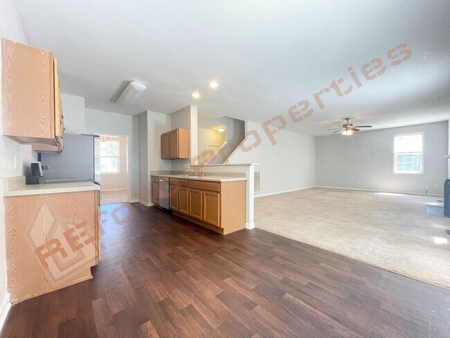 Building Photo - Wonderful 4 Bedroom 2.5 Bath, With Fresh P...