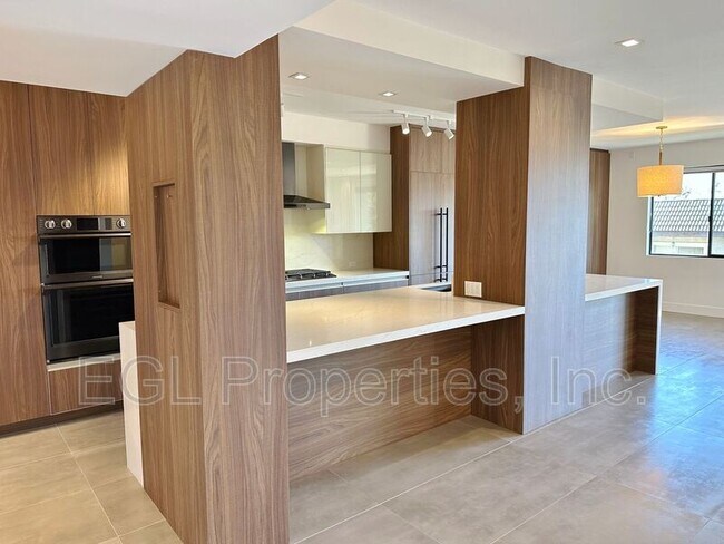 Building Photo - 1223 S Roxbury Dr