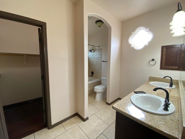 Building Photo - 7700 Oak Landing Drive