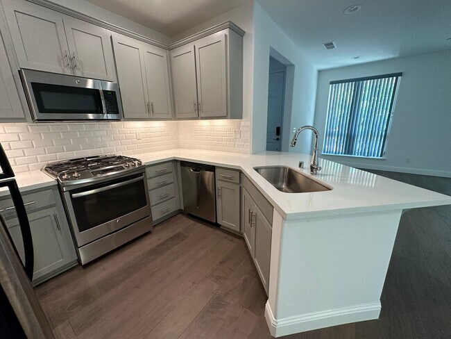 Building Photo - Charming 3 Bed / 2.5 Bath Home with Modern Upgrades