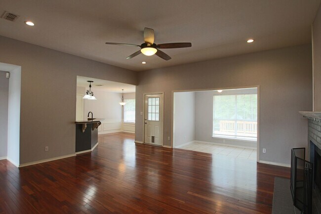 Building Photo - COMING SOON! Stunning 3 Bed 2 Bath Home in Lindale ISD!