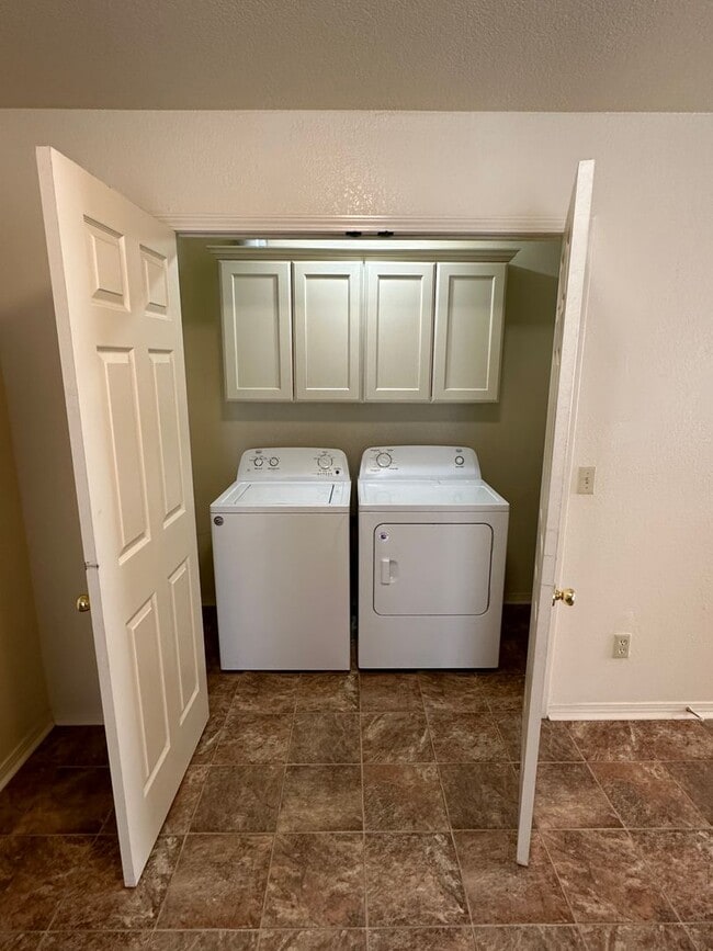 Building Photo - Nice 3 bedroom, 2 bath brick duplex