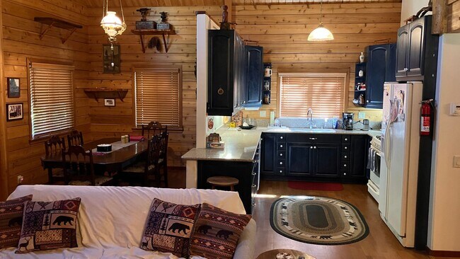 Building Photo - Furnished mountain cabin