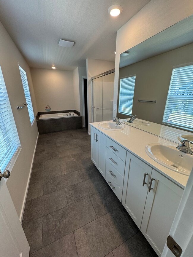 Building Photo - 5 bedroom House in Northeast Salem!