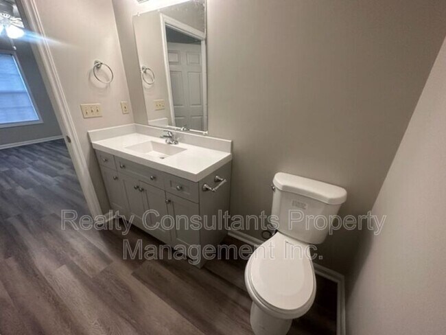 Building Photo - 800 Folly Ct