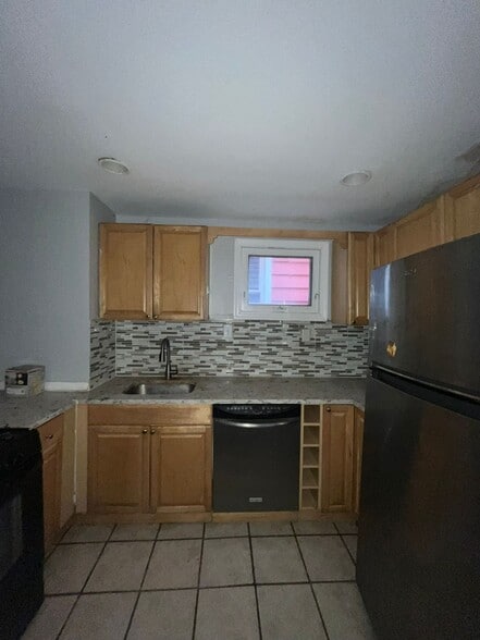 Building Photo - 12 Meadow St