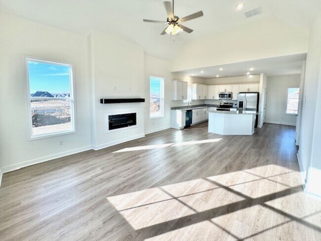 Building Photo - HughettaStN70