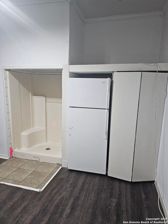 Building Photo - STUDIO APARTMENT NEAR DOWNTOWN!