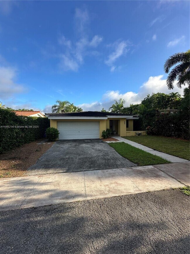 Building Photo - 527 Gerona Ave