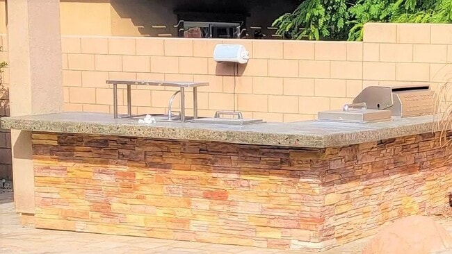 Building Photo - Hidden gem in prestigious community of Palm Desert - Convineant to access from everywhere.