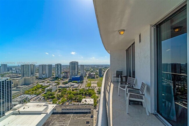 Building Photo - 1750 N Bayshore Dr