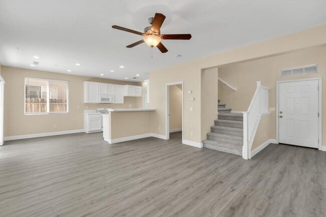 Building Photo - Beautiful 3 bed 2.5 bath in Natomas!