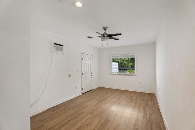 Building Photo - 6414 Crestridge St