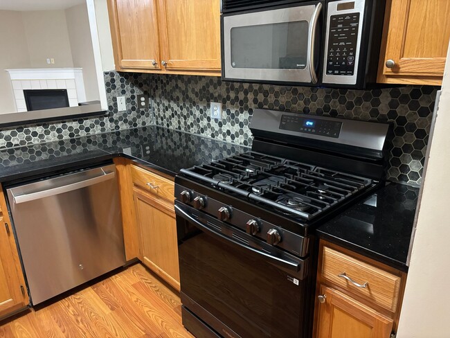 Building Photo - Grand Ridge condo available now.  Forest Hills Eastern Schools.