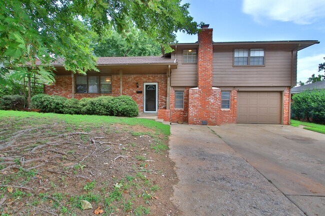 Primary Photo - Large 3 bed/2 bath with BONUS ROOM in Yukon!