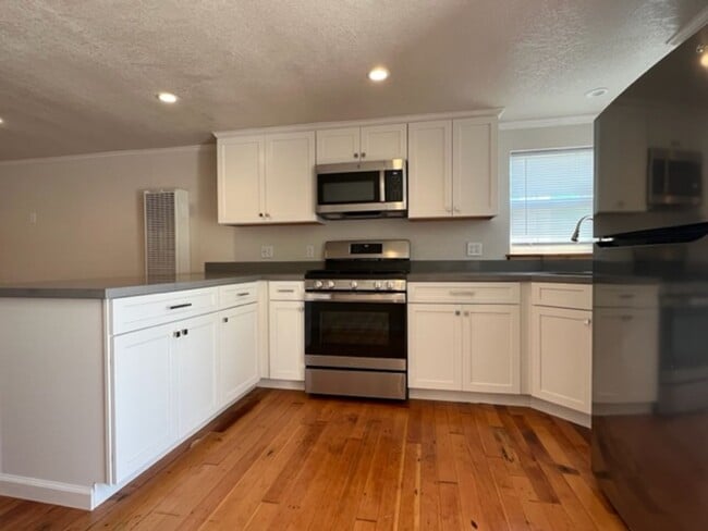 Building Photo - East Eureka! Top to bottom remodel, 2/1 house w/ garage