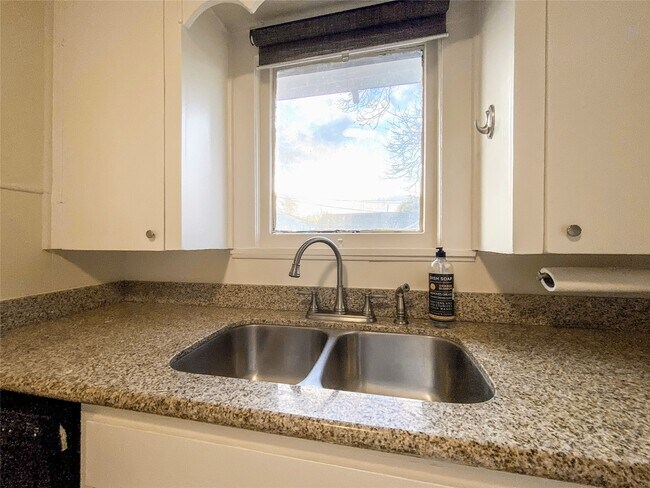 Building Photo - 7924 Ford St