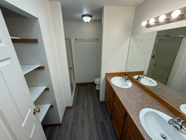 Building Photo - BONUS RENT SPECIAL! Spacious 4 Bed, 2.5 Bath Home!