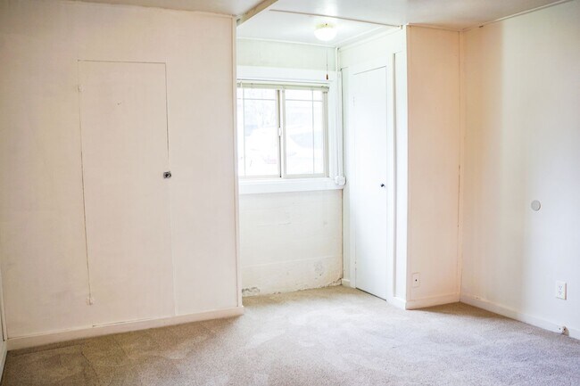 Building Photo - NE Studio w/ Lots of Great Built-in Storage