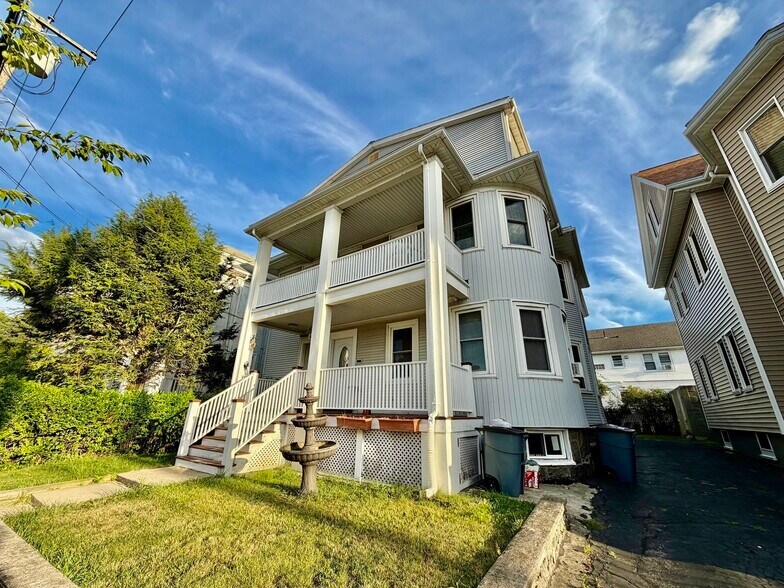 Building Photo - 305 Washington St