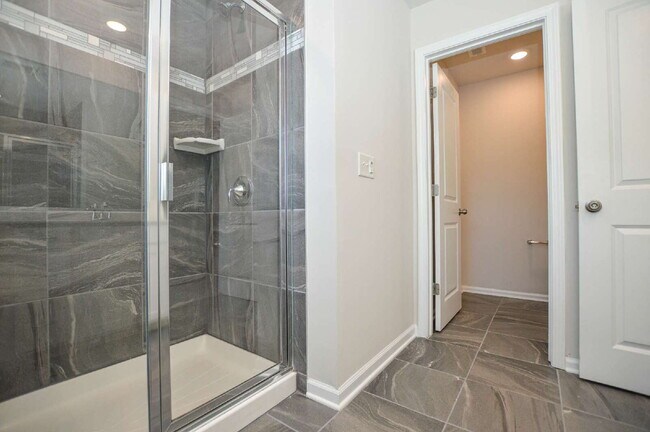 Building Photo - Easy Tega Cay Living in a Thoughtfully Updated Townhome