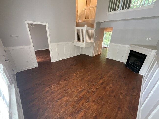 Building Photo - Charming 3 bedroom/2.5 bathroom End Unit i...