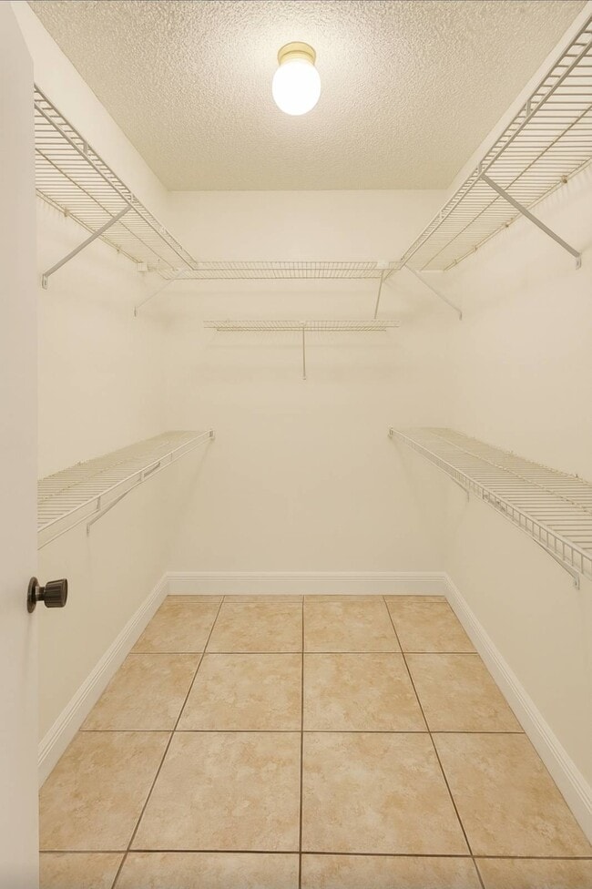 Building Photo - 5900 SW 127th Ave