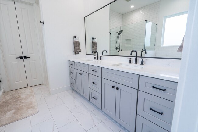 Building Photo - 1307 E 27th St