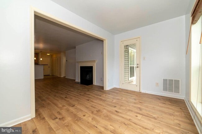 Building Photo - 3176 Summit Square Dr