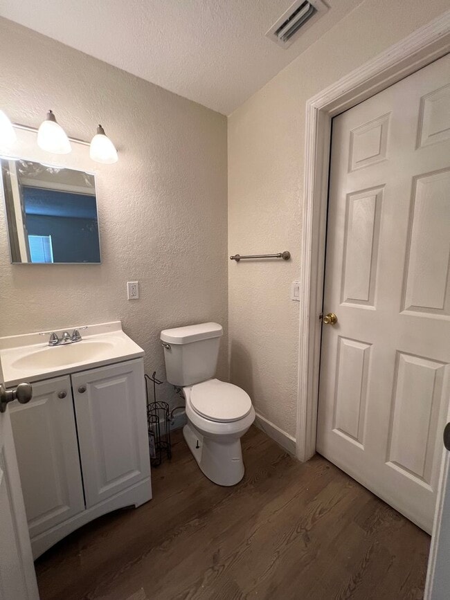 Building Photo - 3 Bedroom 1 1/2 Bath Fort Pierce