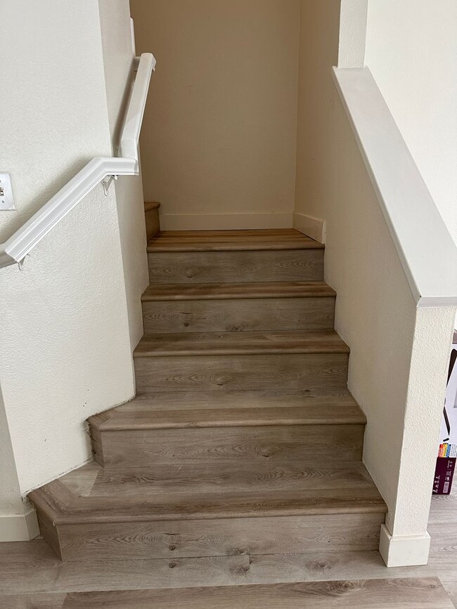 Building Photo - Centrally Located Townhome w/ 2 Car Garage...