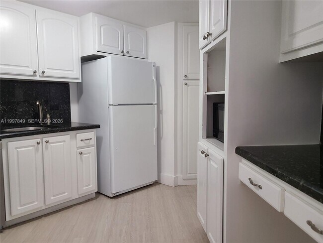 Building Photo - 999 Brickell Bay Dr