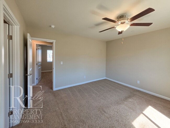 Building Photo - Bright Bremerton Home with A/C, and Fully Fenced Yard