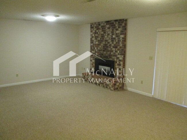 Building Photo - 2 Bedroom, 1.5 Bath Soundview Drive Duplex